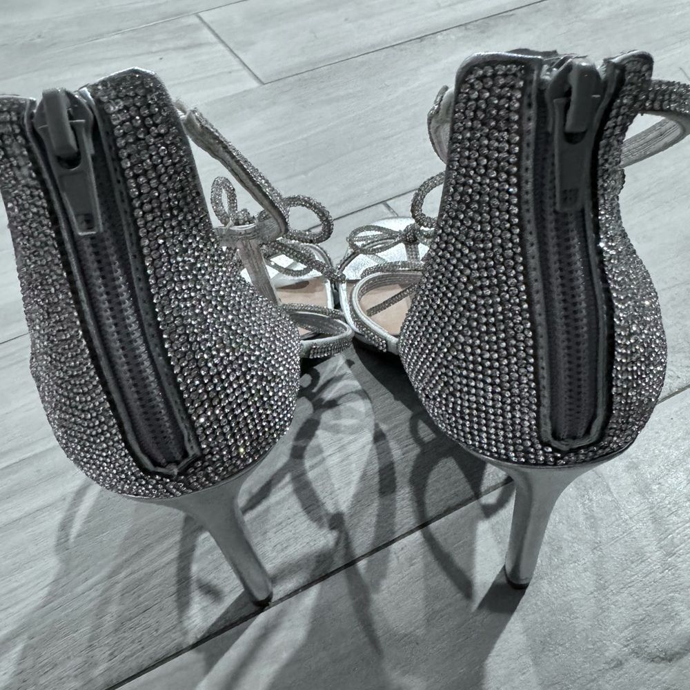 Women's Nolino Beaded Bow T-Strap Dress Sandals - Picture 3 of 10
